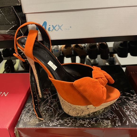 Spring heels - Picture 1 of 1